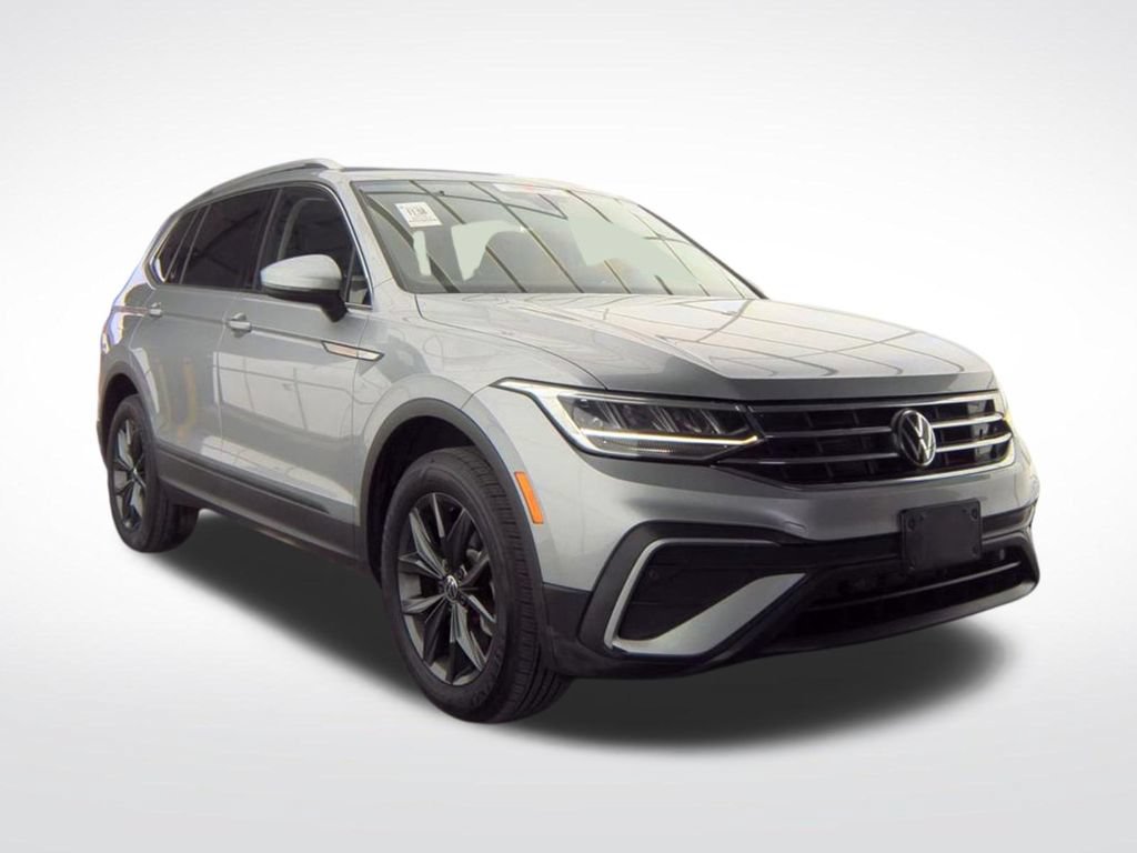 Used 2023 Volkswagen Tiguan SE w/ Panoramic Sunroof Package FWD image 2