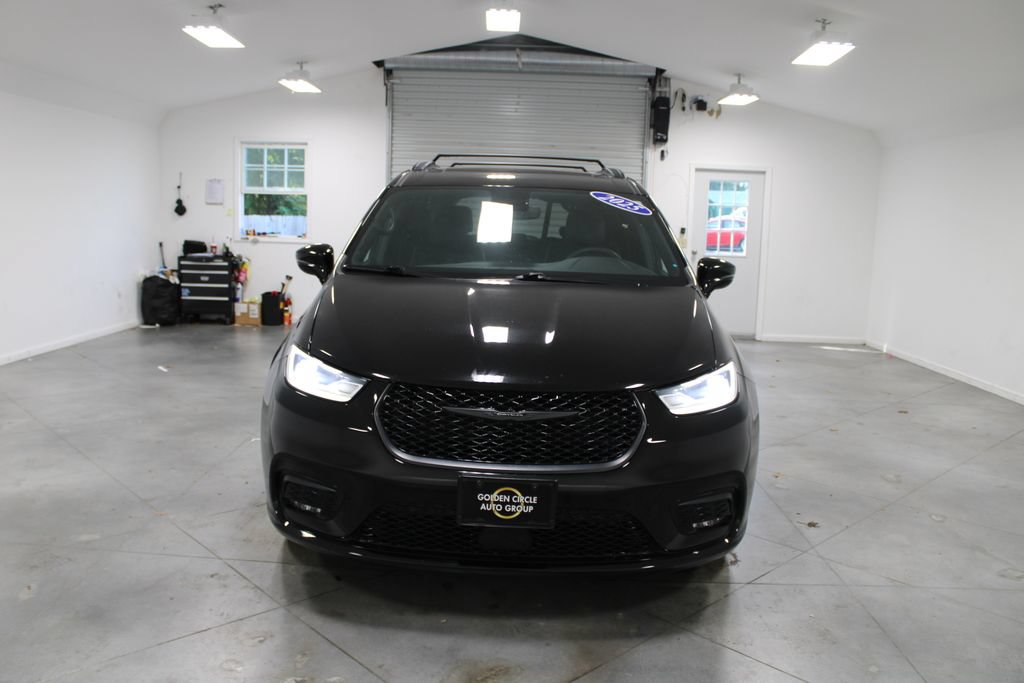 Used 2025 Chrysler Pacifica Limited FWD image 3