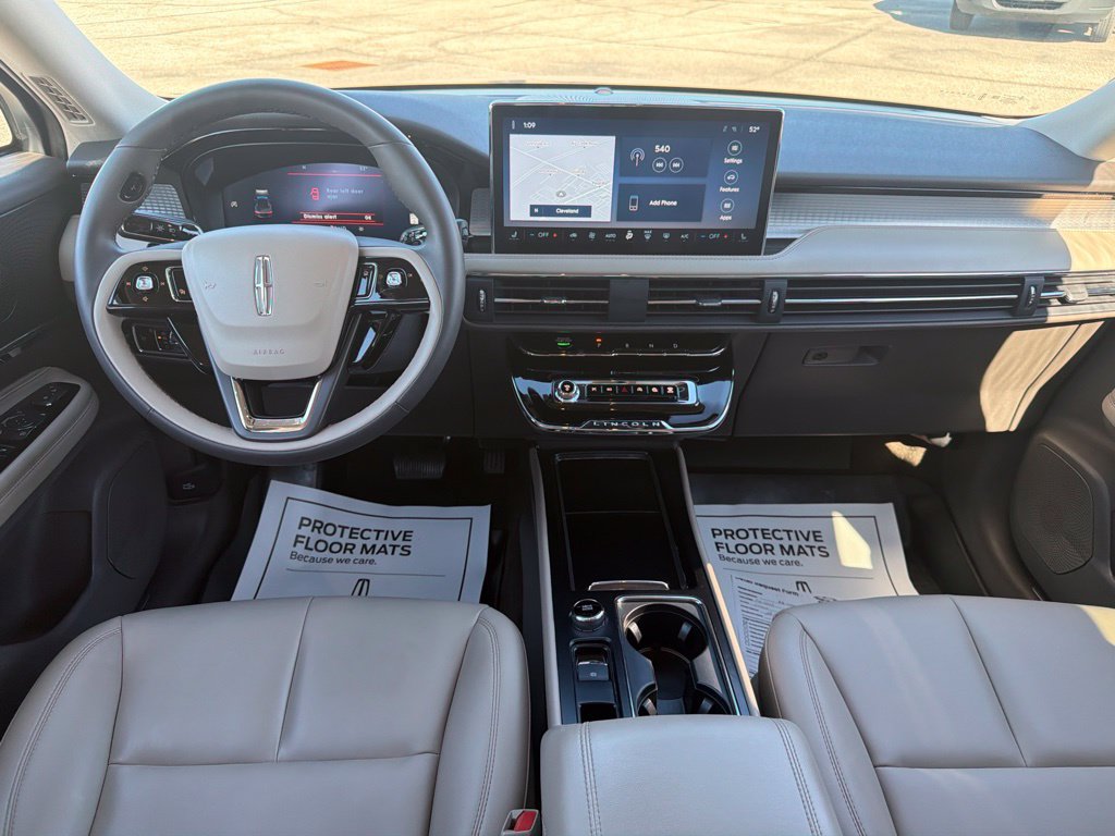 Used 2023 Lincoln Corsair AWD image 2