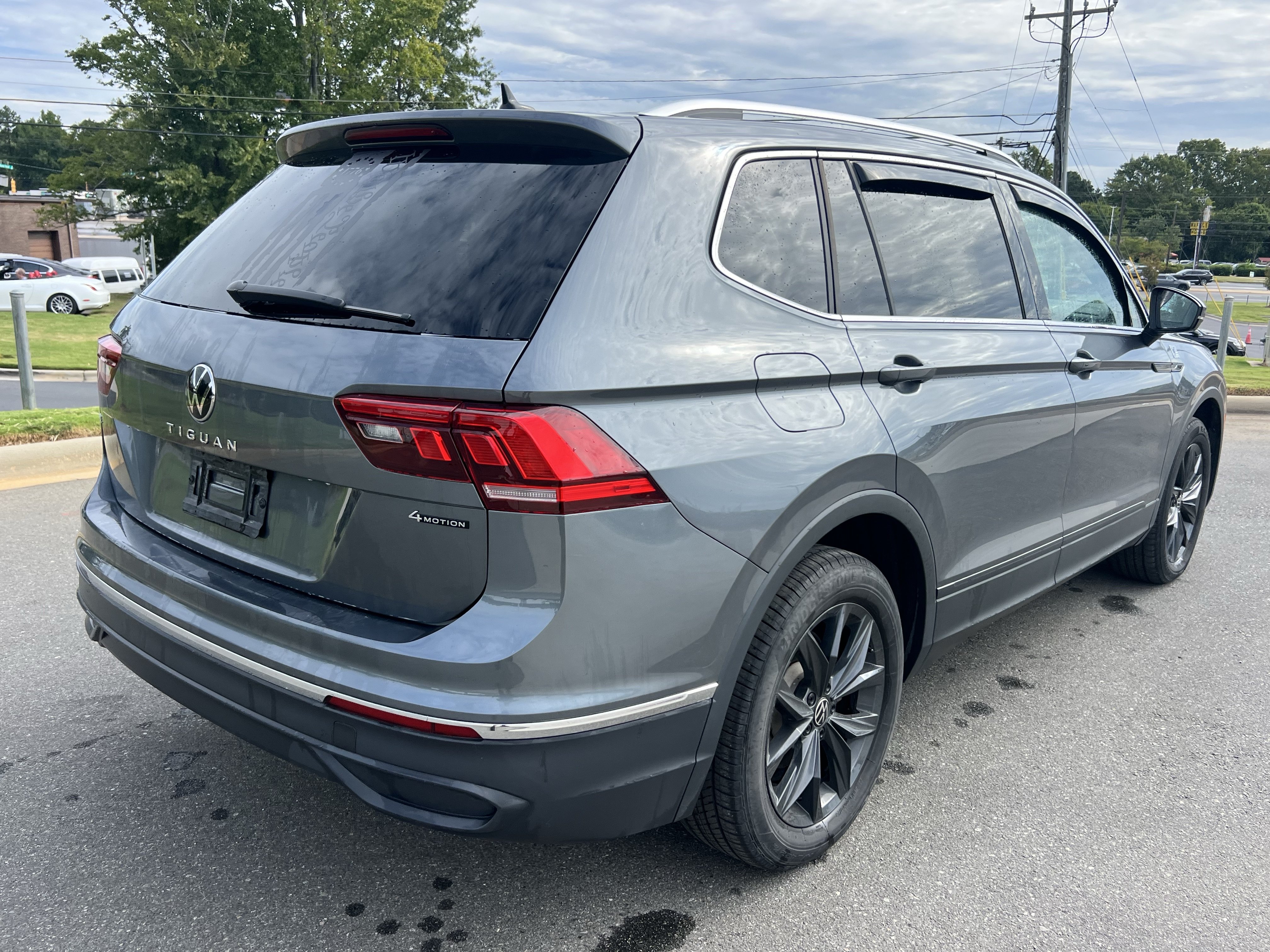 Used 2024 Volkswagen Tiguan SE AWD/4WD image 9
