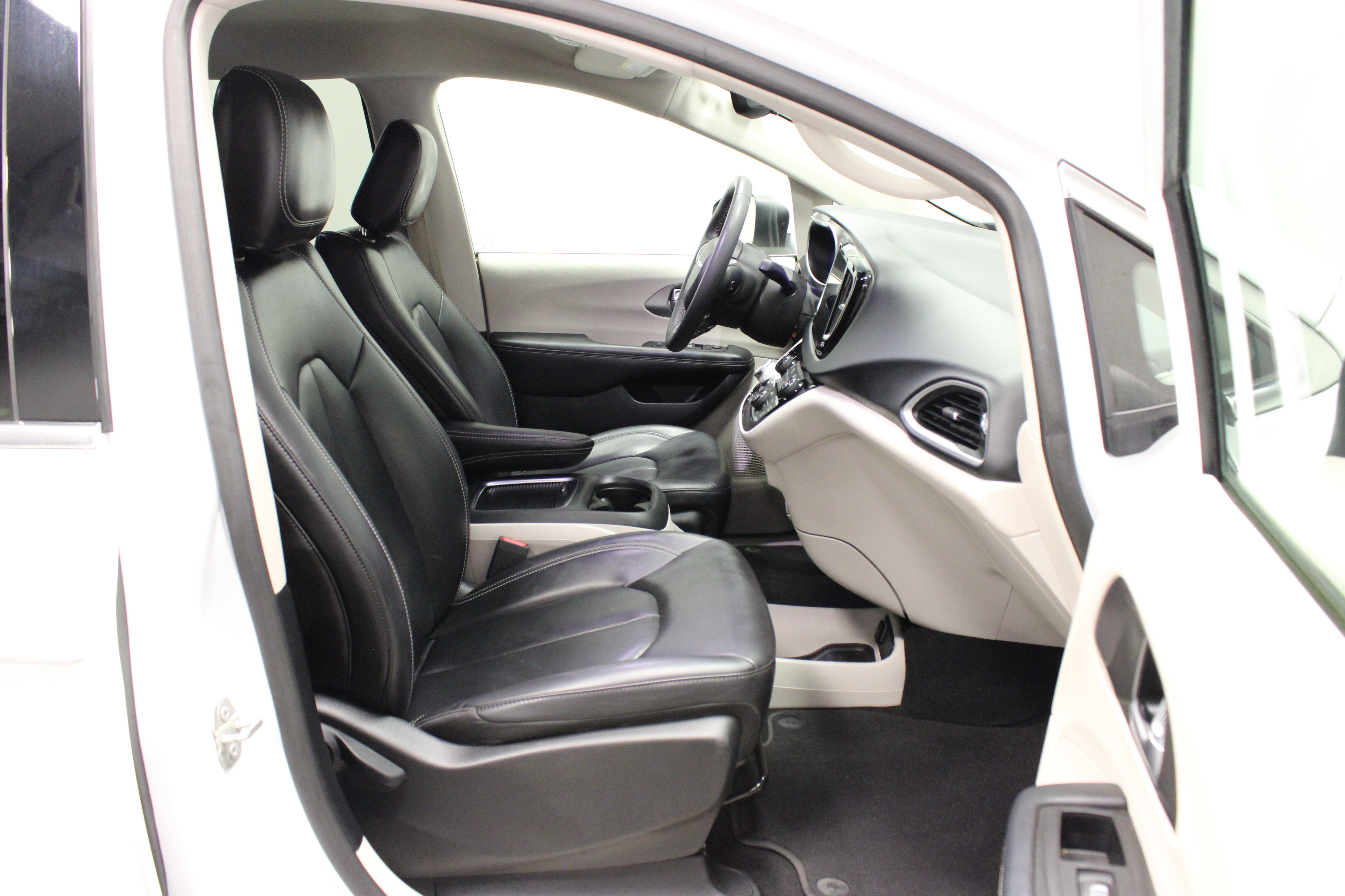 Used 2023 Chrysler Pacifica Touring-L FWD image 14