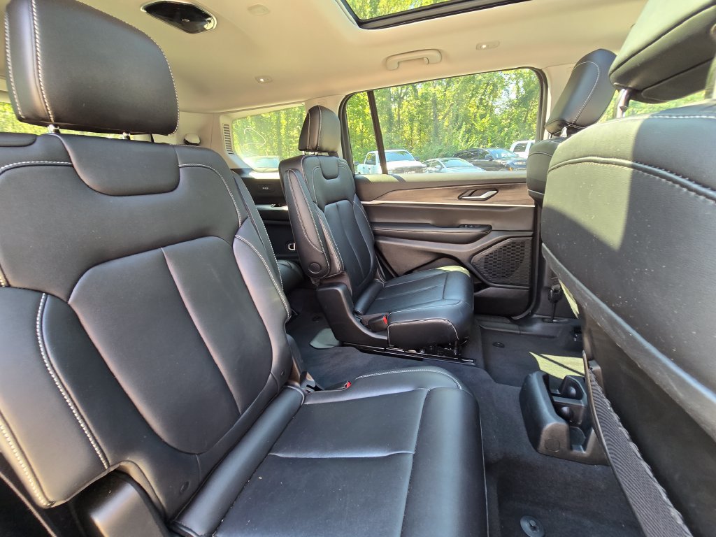 Used 2023 Jeep Grand Cherokee L Limited w/ Black Appearance Package AWD/4WD image 27
