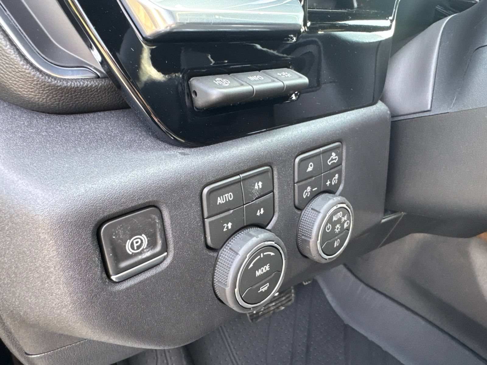 New 2026 Chevrolet Silverado 1500 High Country w/ High Country Premium Package AWD/4WD image 18