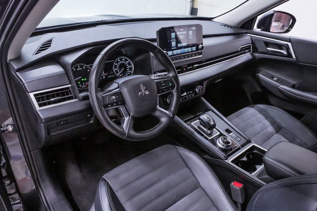 Used 2024 Mitsubishi Outlander SE image 2