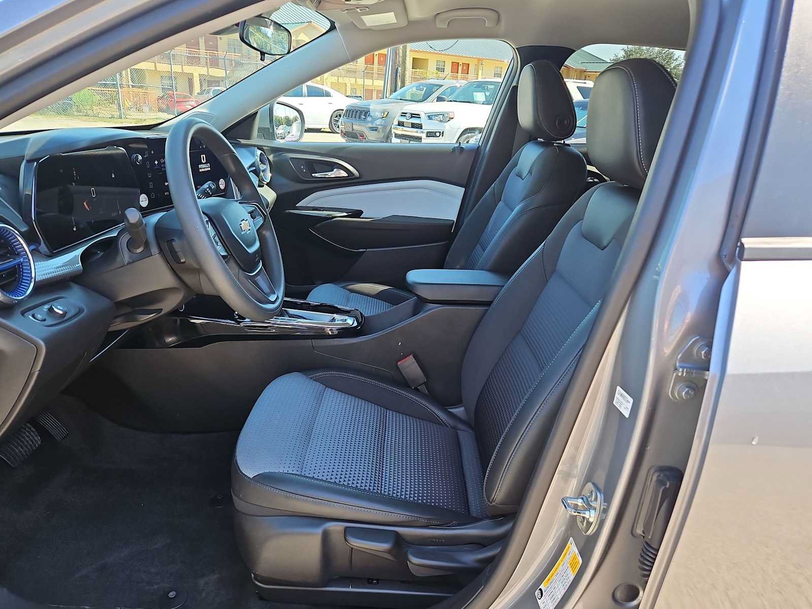 Used 2025 Chevrolet Trax LT FWD image 17
