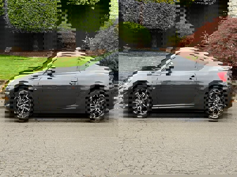 Used 2017 Toyota 86 image 2