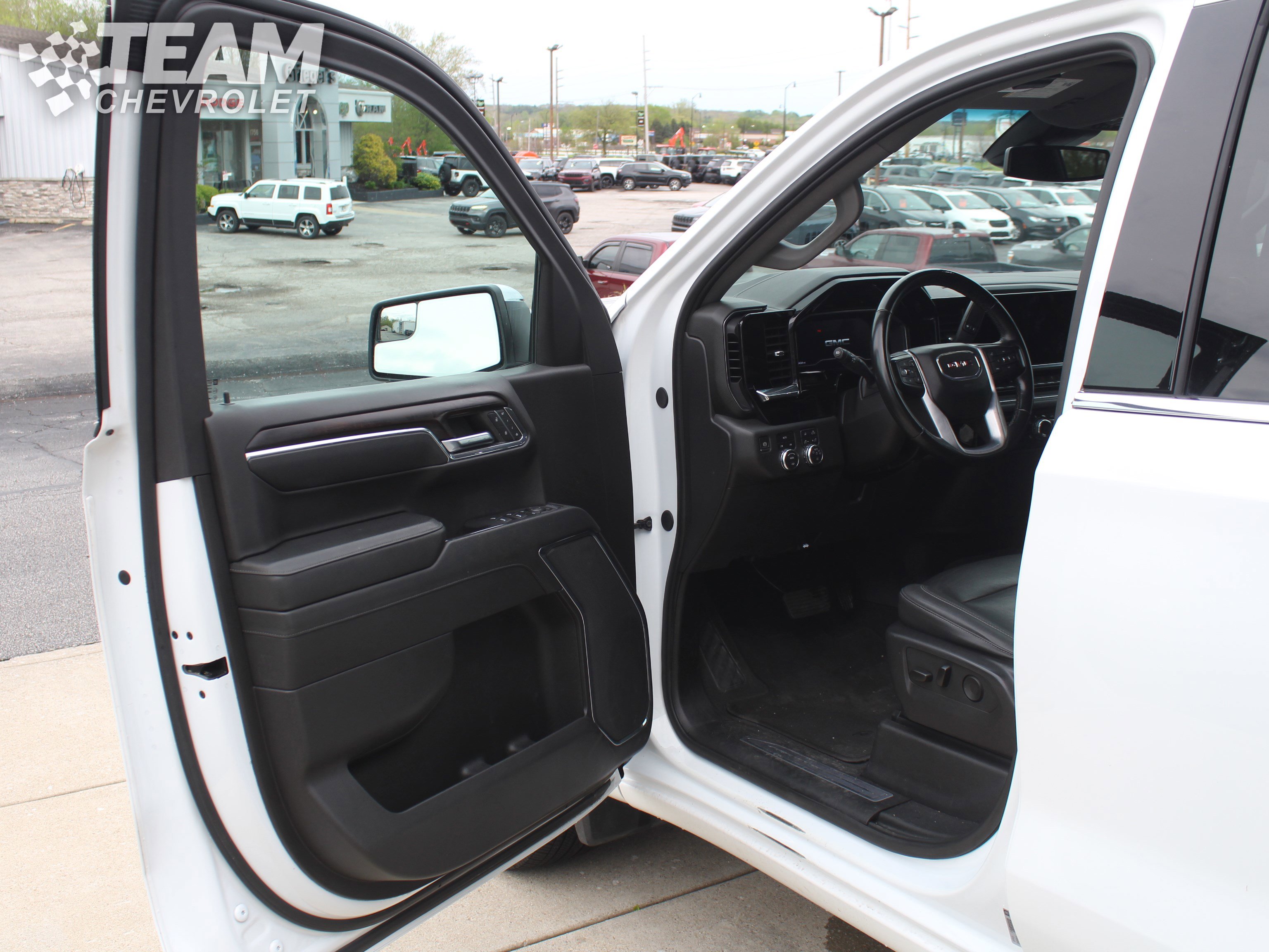 Used 2024 GMC Sierra 1500 SLT AWD/4WD image 10