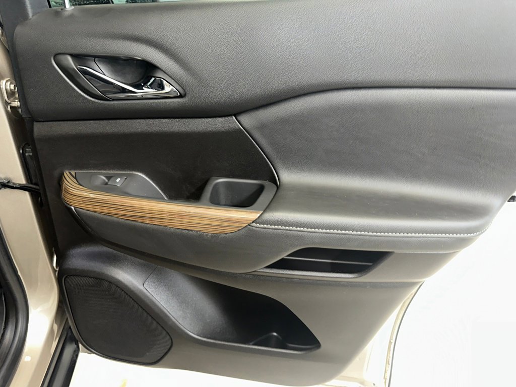 Certified 2023 GMC Acadia SLE w/ Driver Convenience Package image 29