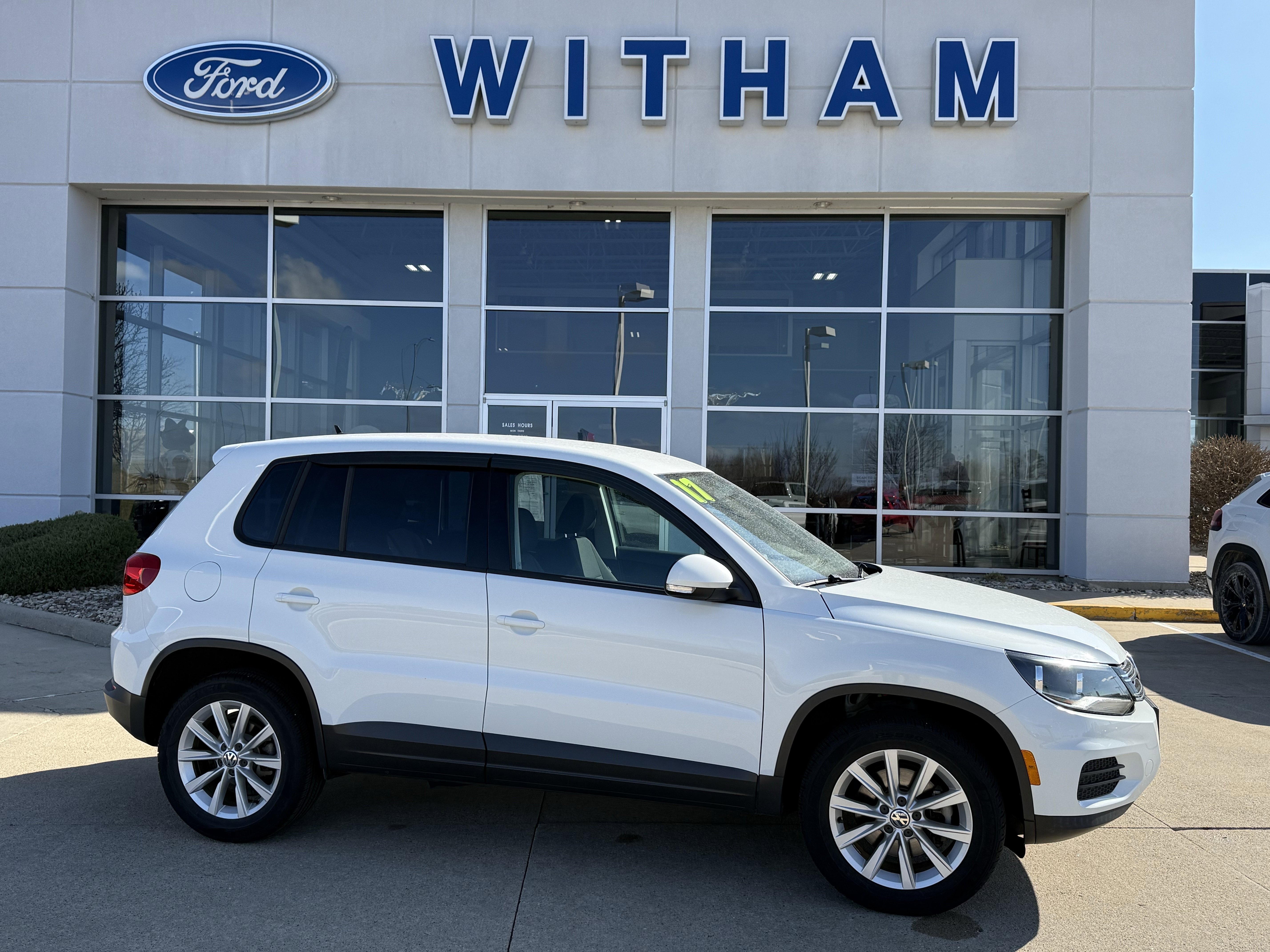 Used 2017 Volkswagen Tiguan Limited w/ Alloy Wheels Package AWD/4WD image 3