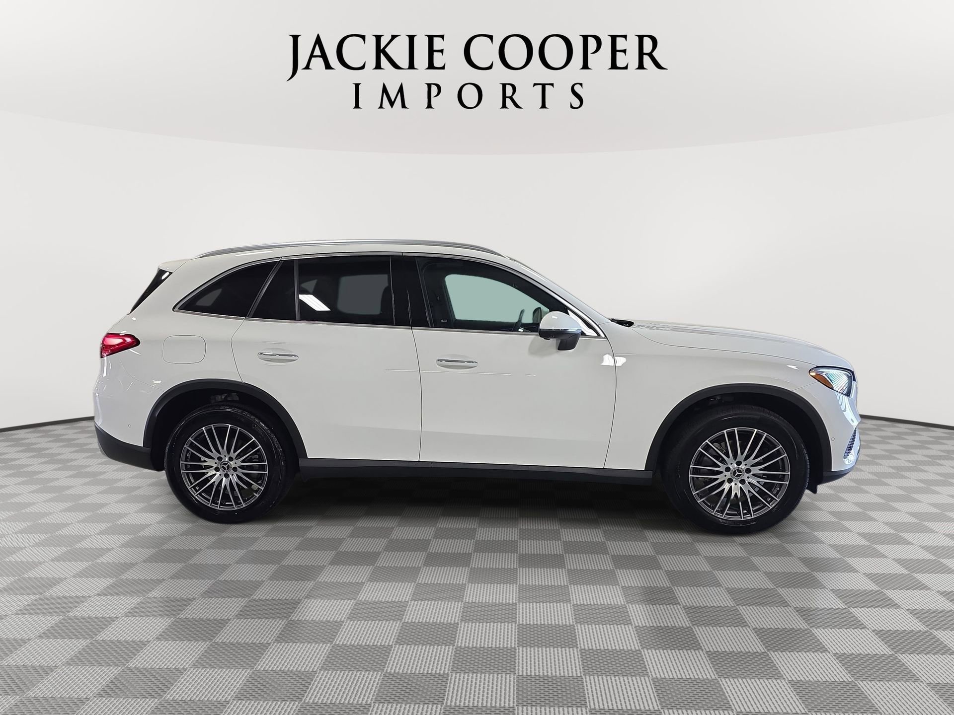 Certified 2025 Mercedes-Benz GLC 300 4MATIC image 4