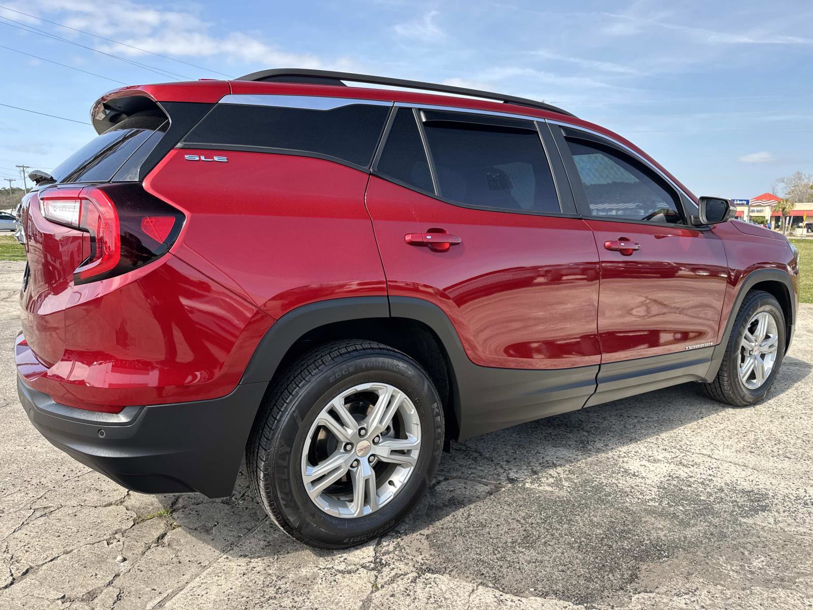 Used 2022 GMC Terrain SLE w/ Driver Convenience Package image 4