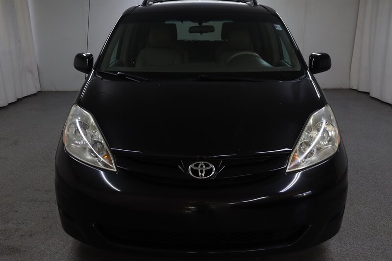 Used 2009 Toyota Sienna XLE FWD image 2