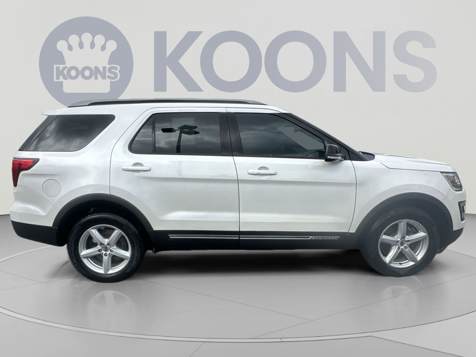 Used 2017 Ford Explorer XLT w/ Equipment Group 202A AWD/4WD image 12
