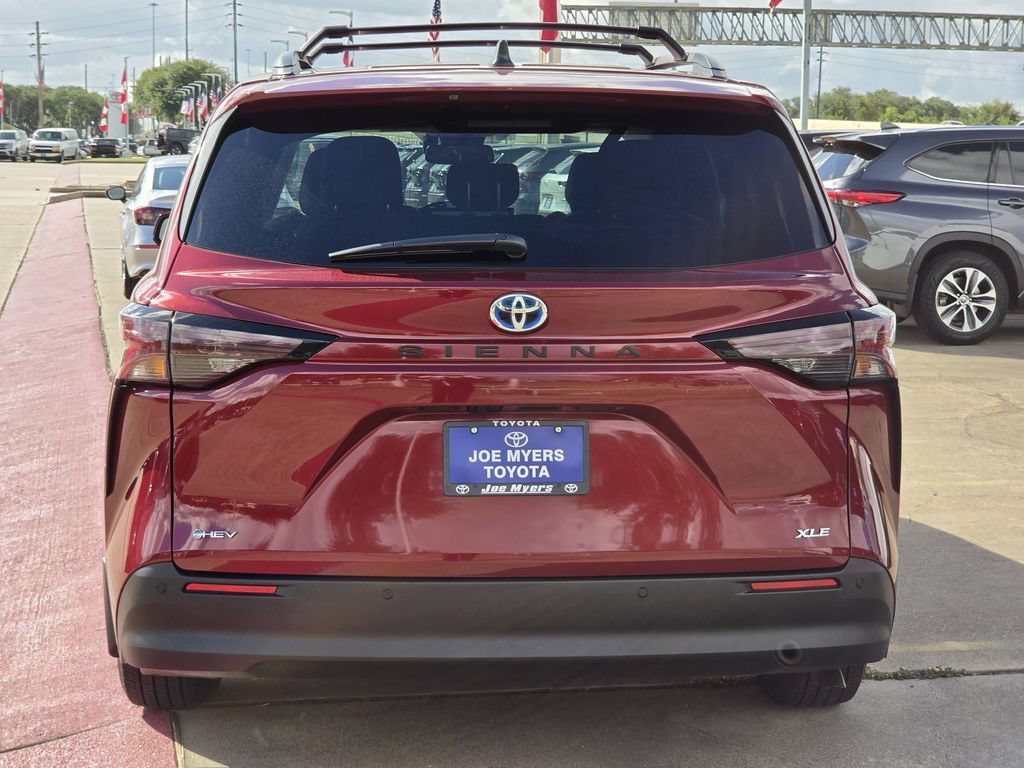 Used 2025 Toyota Sienna XLE FWD image 8