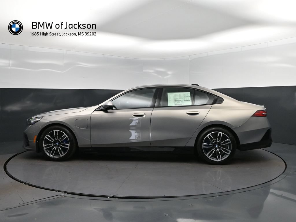 New 2027 BMW 550e xDrive w/ Premium Package AWD/4WD image 4