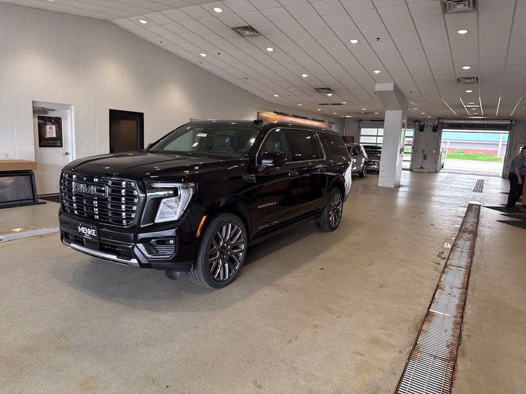 New 2026 GMC Yukon XL Denali Ultimate w/ LPO, Floor Liner Package AWD/4WD image 3