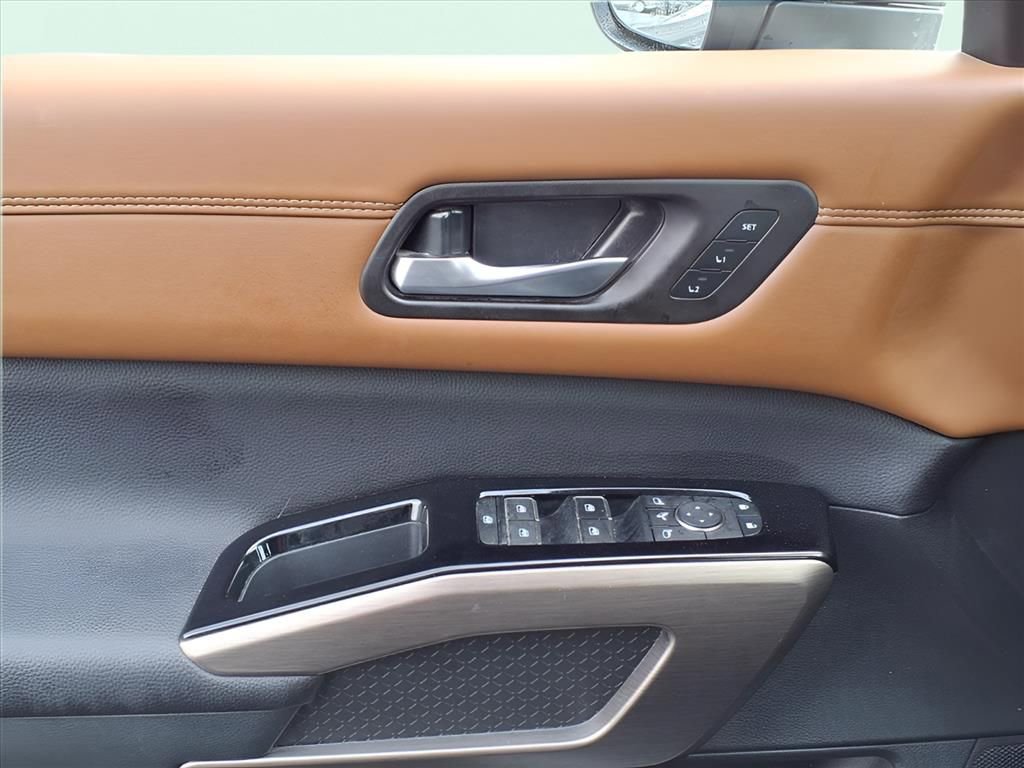 Used 2025 Nissan Pathfinder Platinum image 20