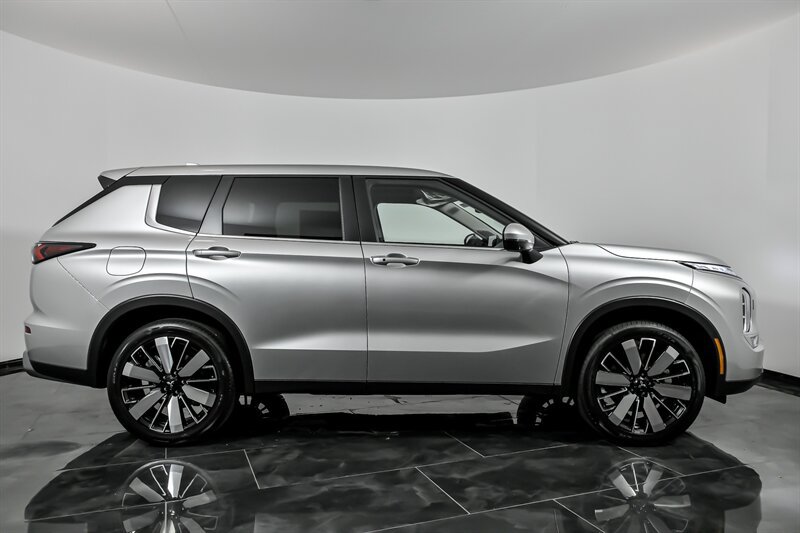 New 2025 Mitsubishi Outlander SE AWD/4WD image 9