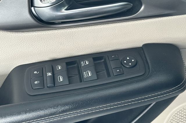 Used 2023 Chrysler Pacifica Touring-L FWD image 12