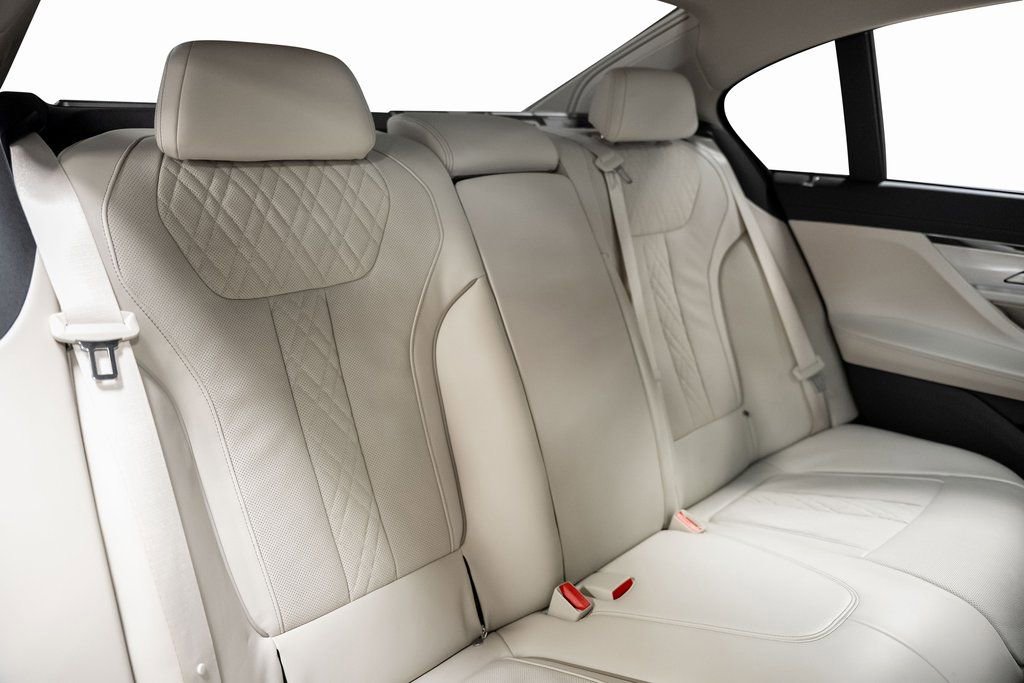 Used 2020 BMW 740i w/ Premium Package image 33