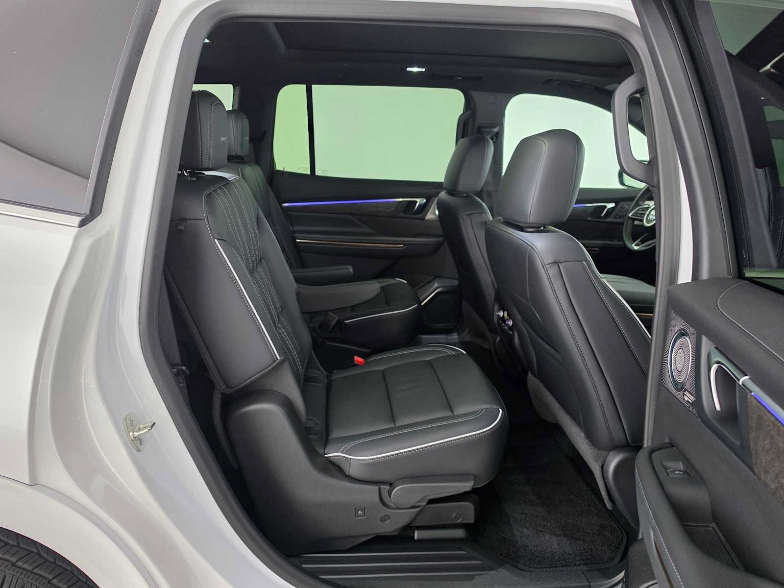 Used 2025 Buick Enclave Avenir w/ Super Cruise Package FWD image 12