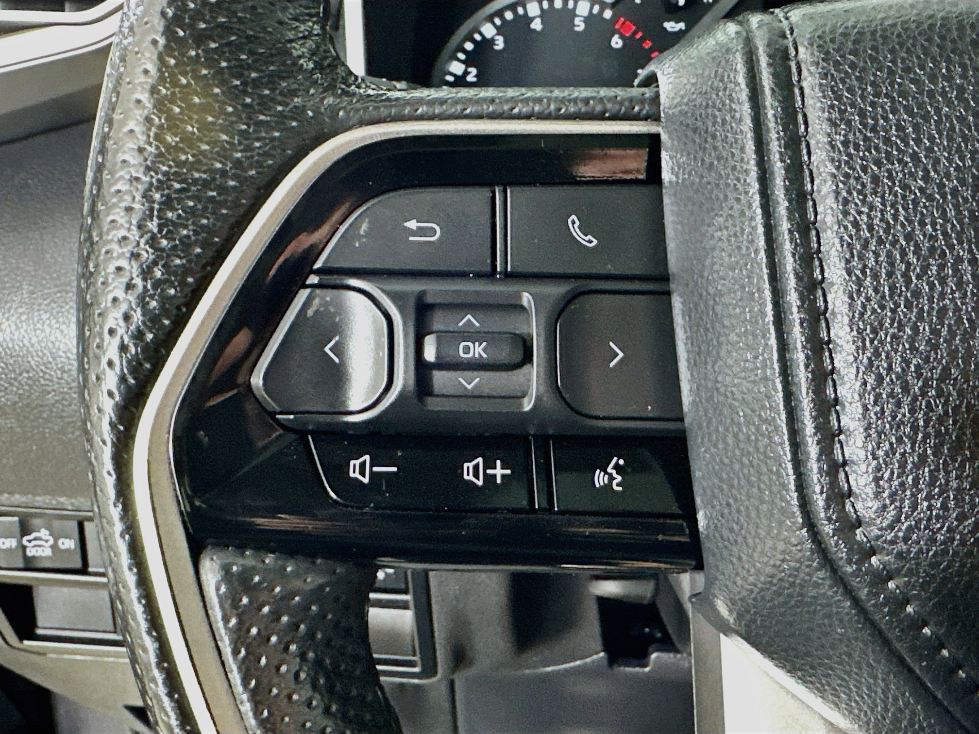 Used 2022 Toyota Tundra Limited w/ Power Package AWD/4WD image 18