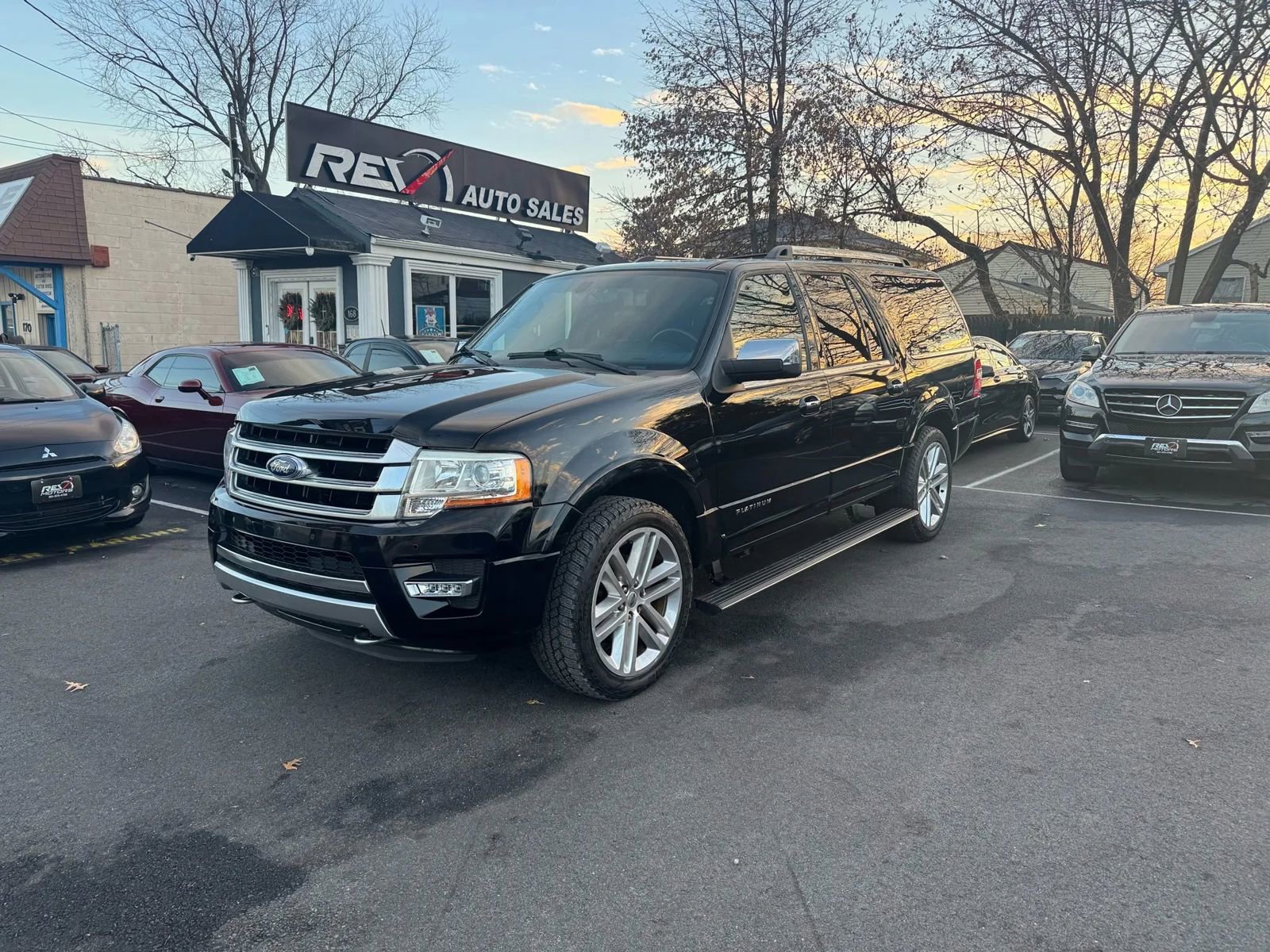 Used 2017 Ford Expedition EL Platinum image 2