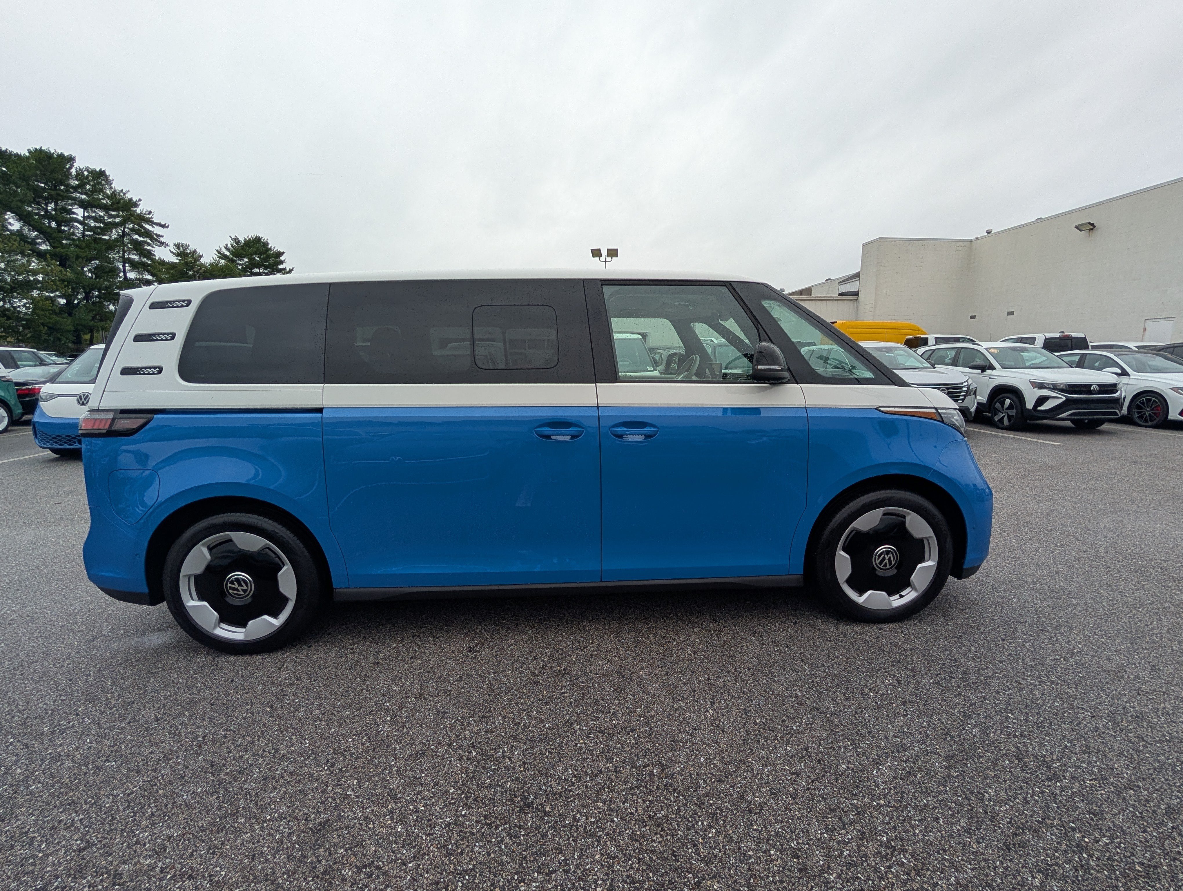 Used 2025 Volkswagen ID. Buzz Pro S Plus AWD/4WD image 2