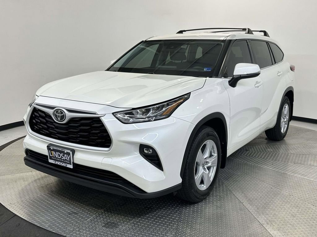 Used 2020 Toyota Highlander LE image 3