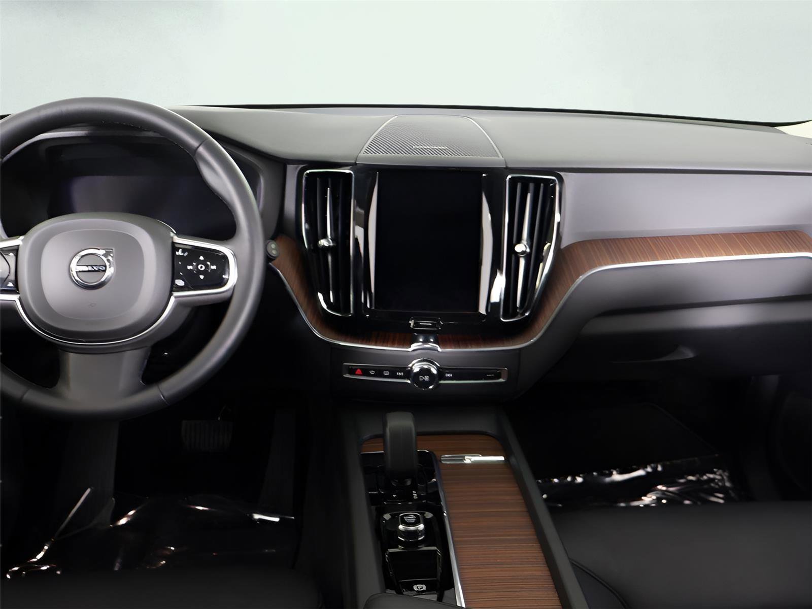 Used 2024 Volvo XC60 B5 Plus image 39