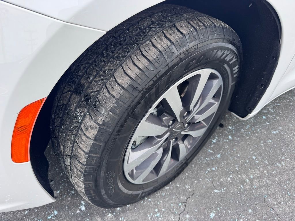 Used 2024 Chrysler Pacifica Select FWD image 14