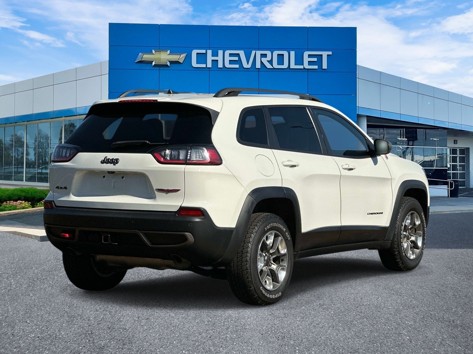 Used 2019 Jeep Cherokee Trailhawk w/ Cold Weather Group AWD/4WD image 3