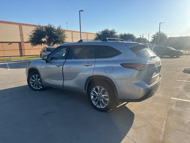 Used 2024 Toyota Highlander Limited FWD image 5