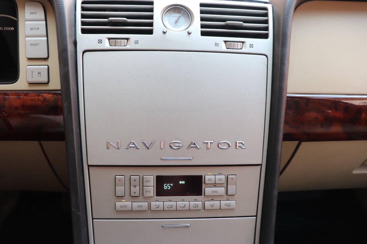 Used 2006 Lincoln Navigator Luxury RWD image 22
