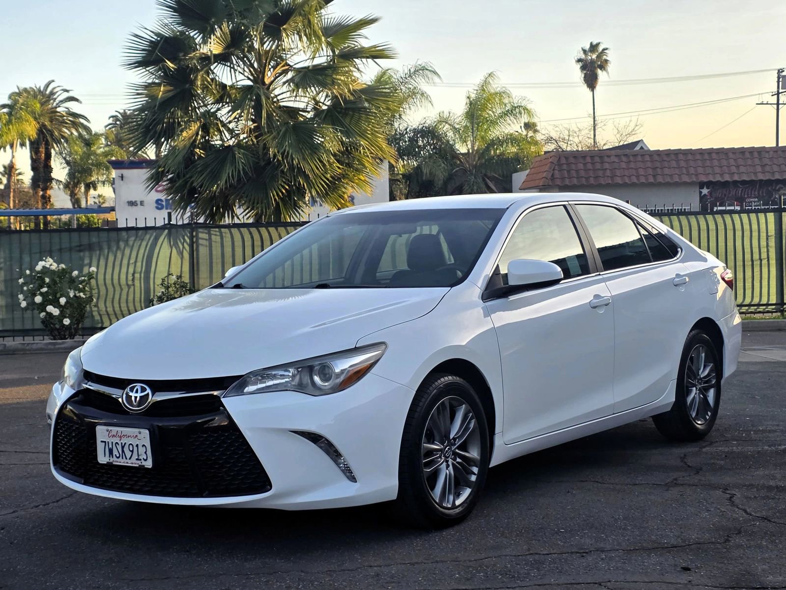 Used 2017 Toyota Camry SE image 1