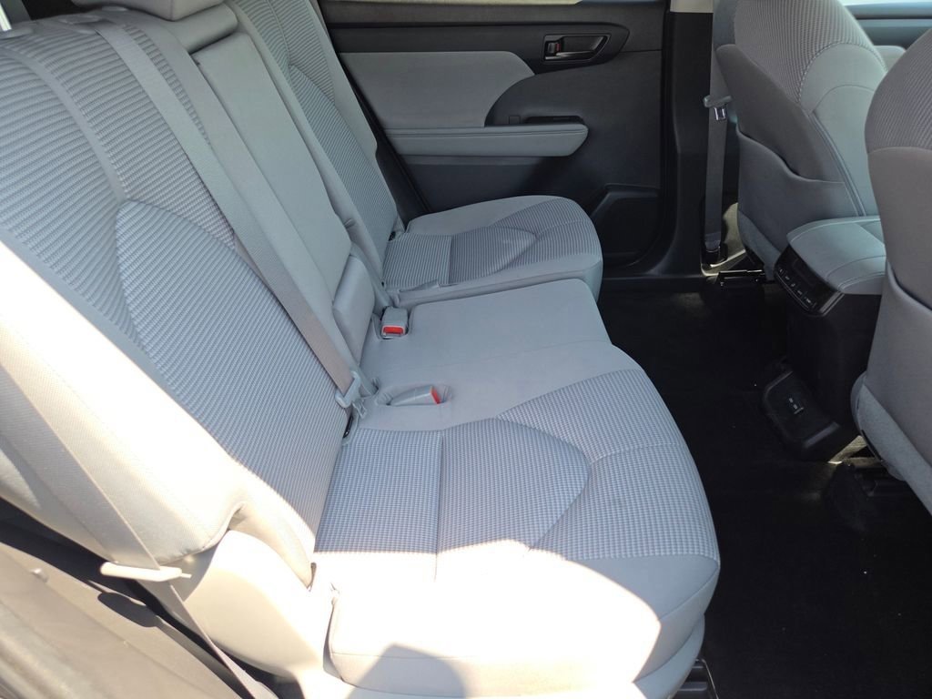 Used 2023 Toyota Highlander L FWD image 5