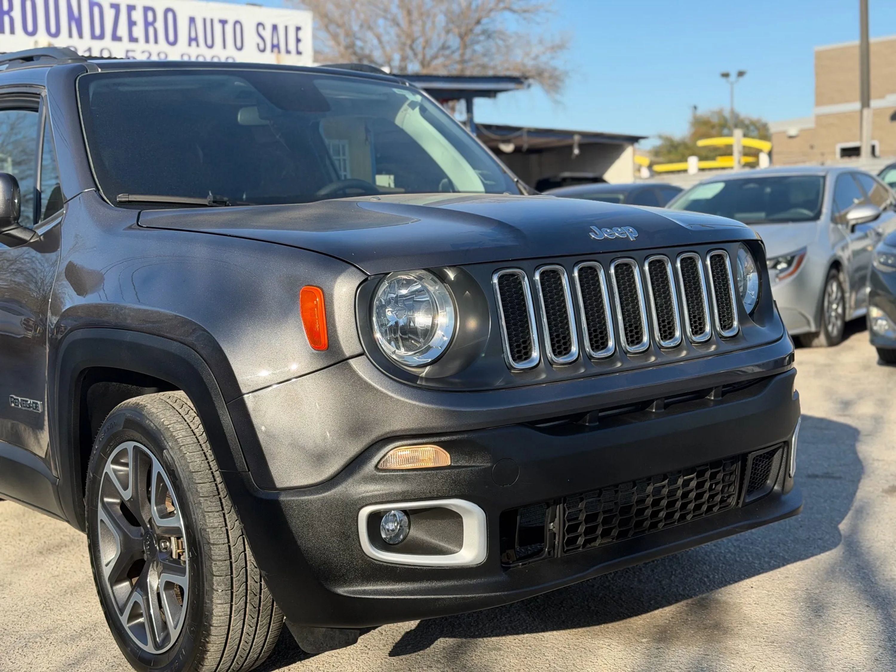 Used 2018 Jeep Renegade Altitude FWD image 4