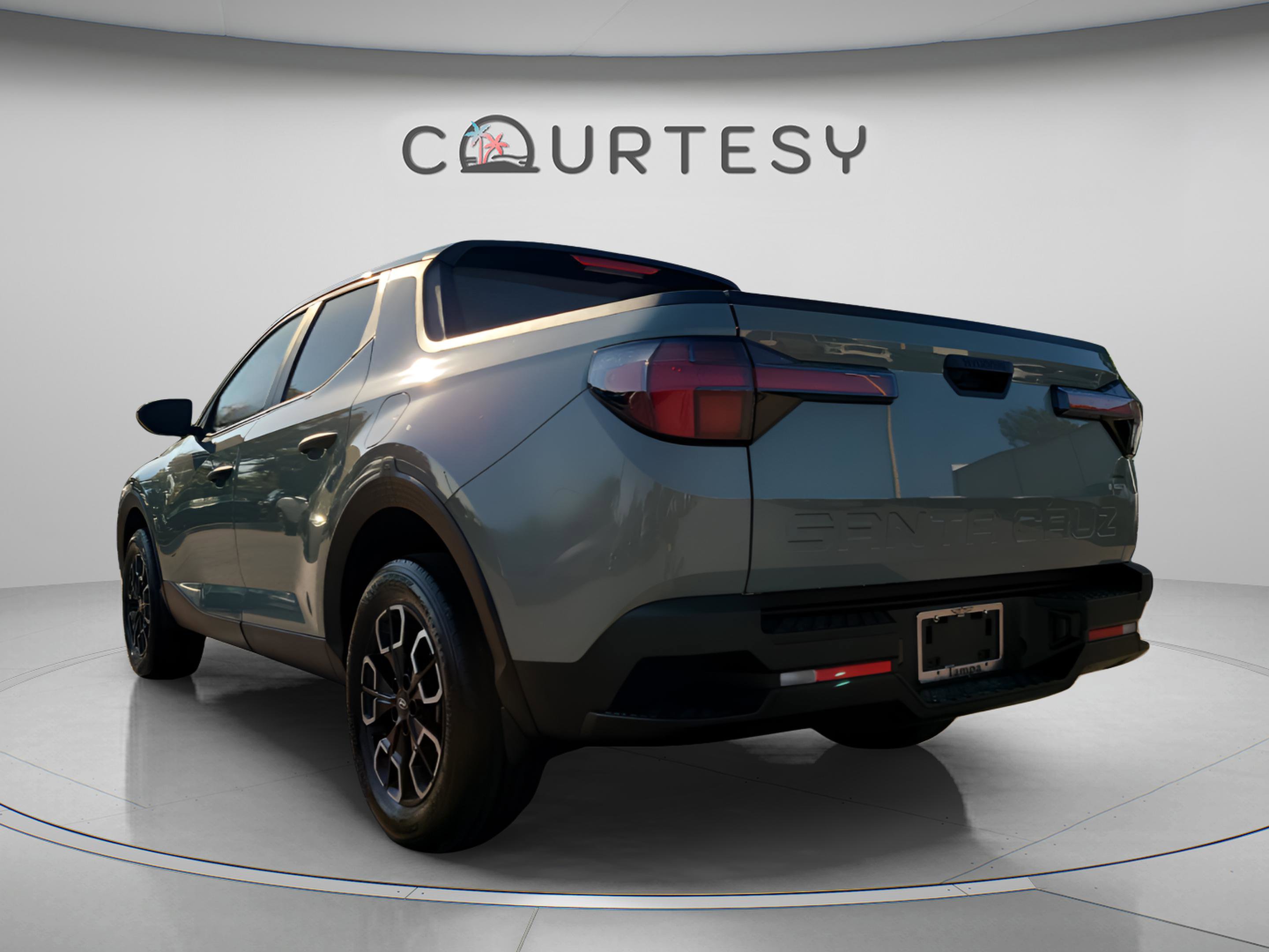 Used 2023 Hyundai Santa Cruz SE image 2