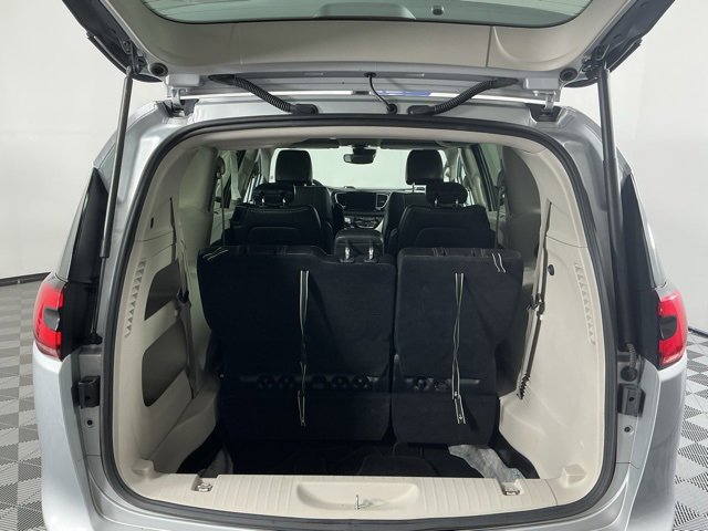 Used 2024 Chrysler Pacifica Touring-L image 21