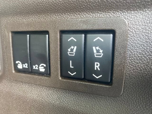 Used 2022 Chevrolet Suburban LT w/ Luxury Package AWD/4WD image 32