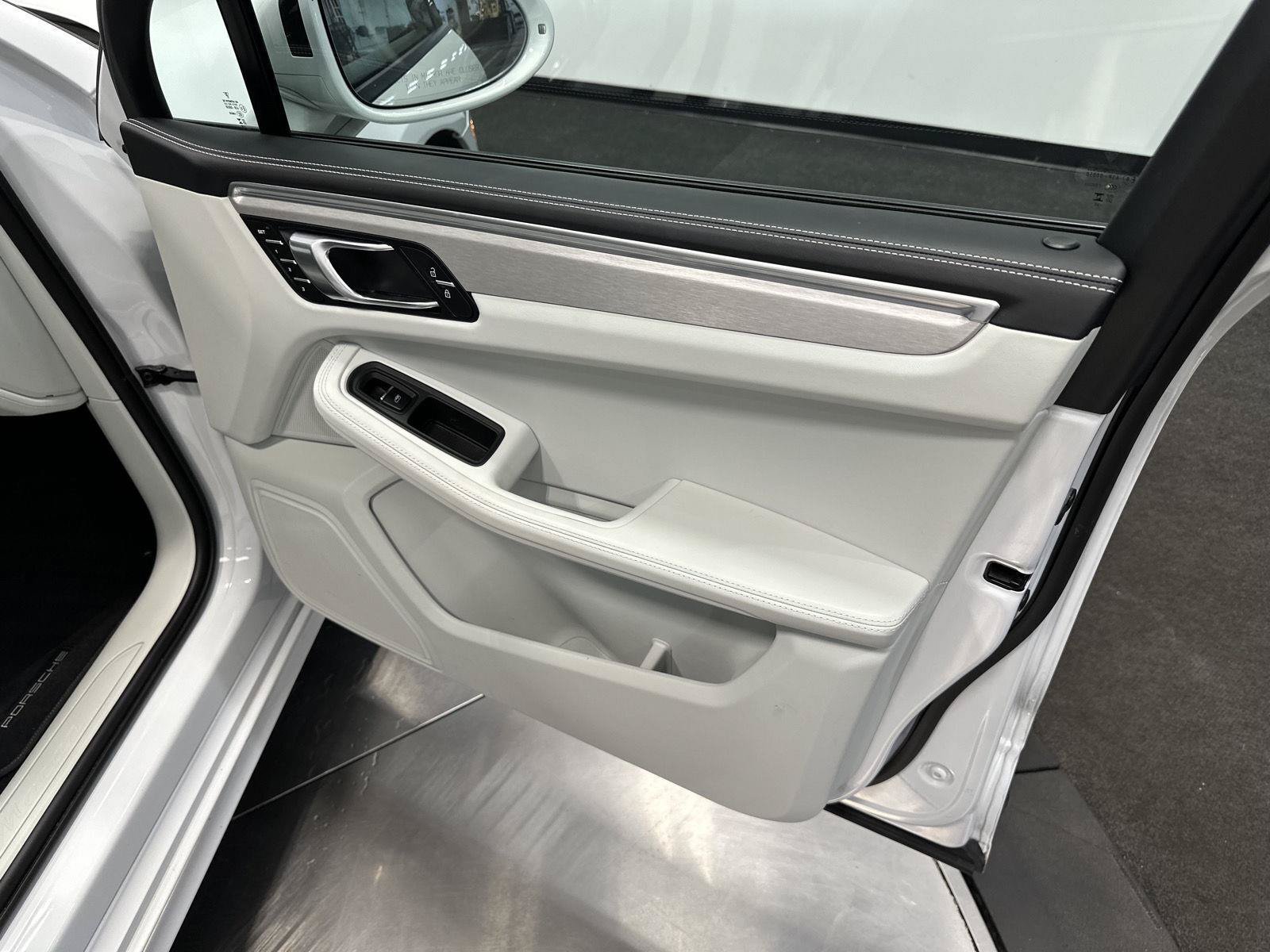 Certified 2023 Porsche Macan AWD/4WD image 42