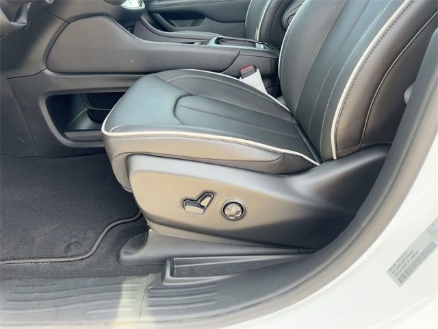 New 2026 Chrysler Pacifica Limited w/ Uconnect Theater Family Group image 14