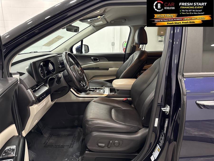 Used 2024 Kia Carnival LX image 31