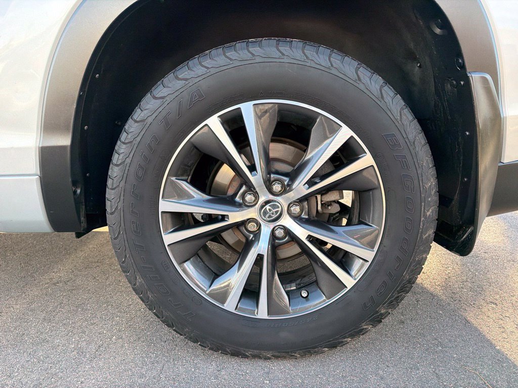 Used 2018 Toyota Highlander LE w/ Protection Package #3 AWD/4WD image 34