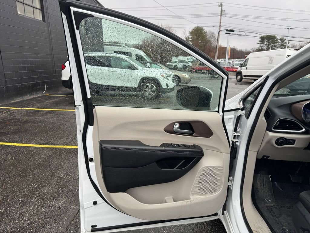Used 2022 Chrysler Voyager LX image 19