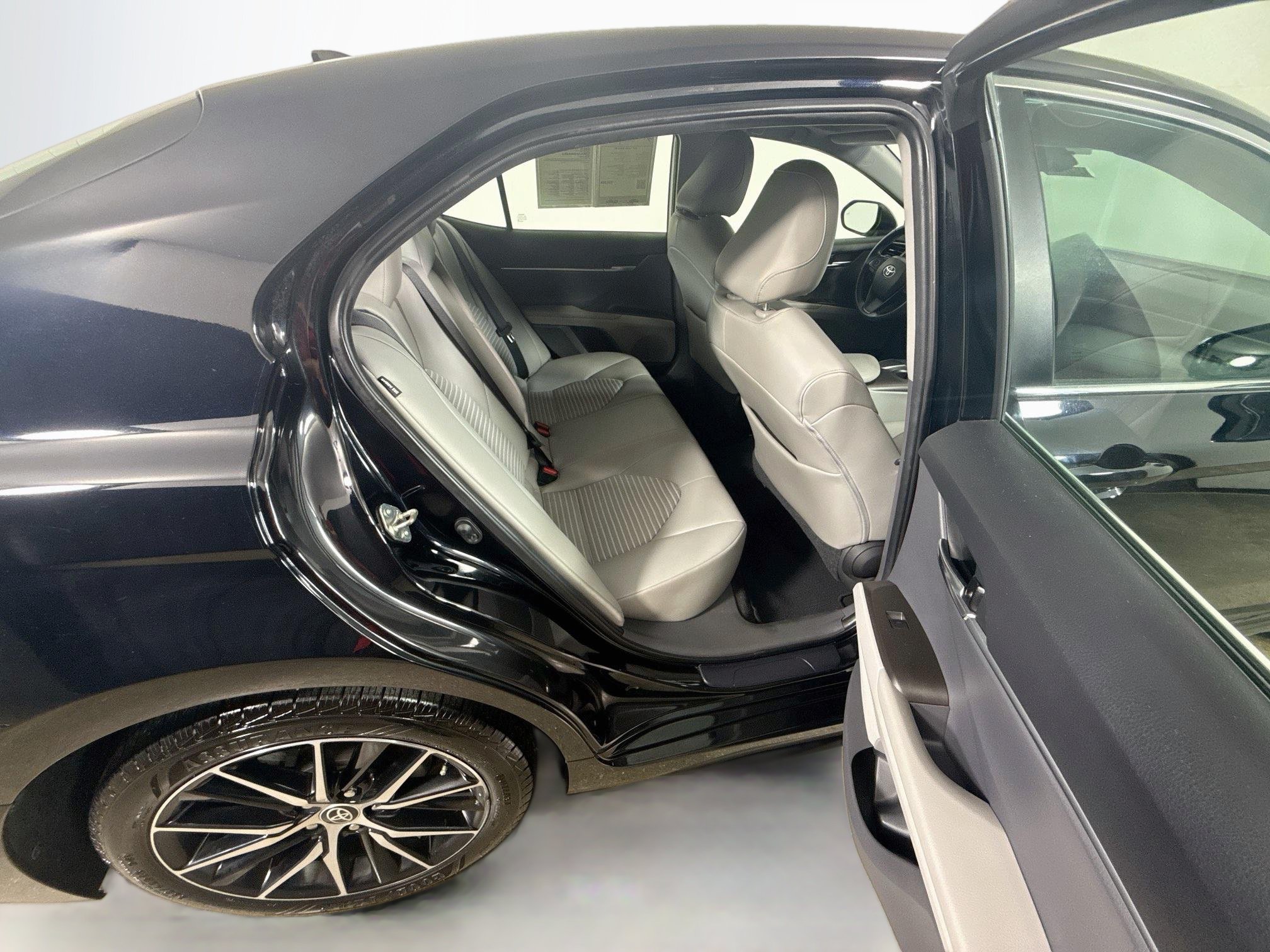 Used 2021 Toyota Camry SE FWD image 25