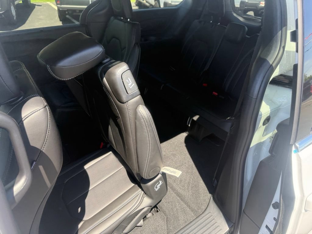 New 2027 Chrysler Pacifica Select w/ Family Tech Group FWD image 33