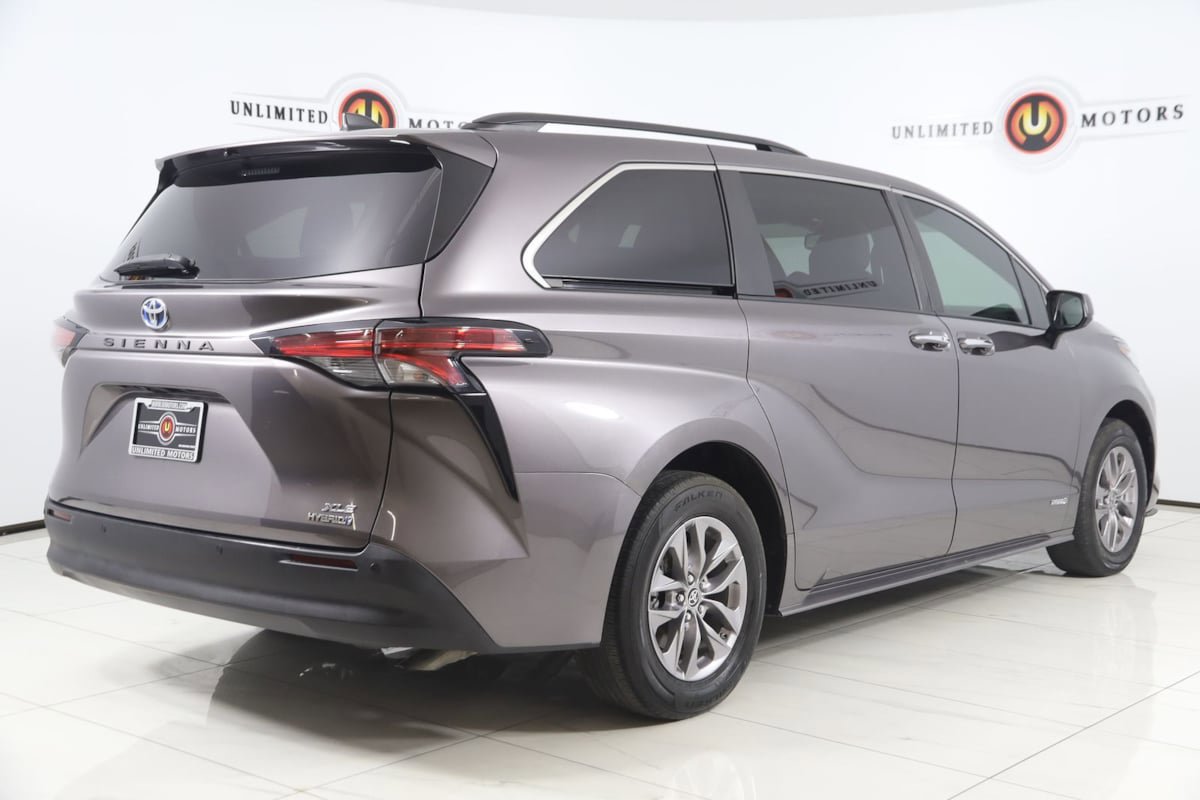 Used 2021 Toyota Sienna XLE FWD image 3