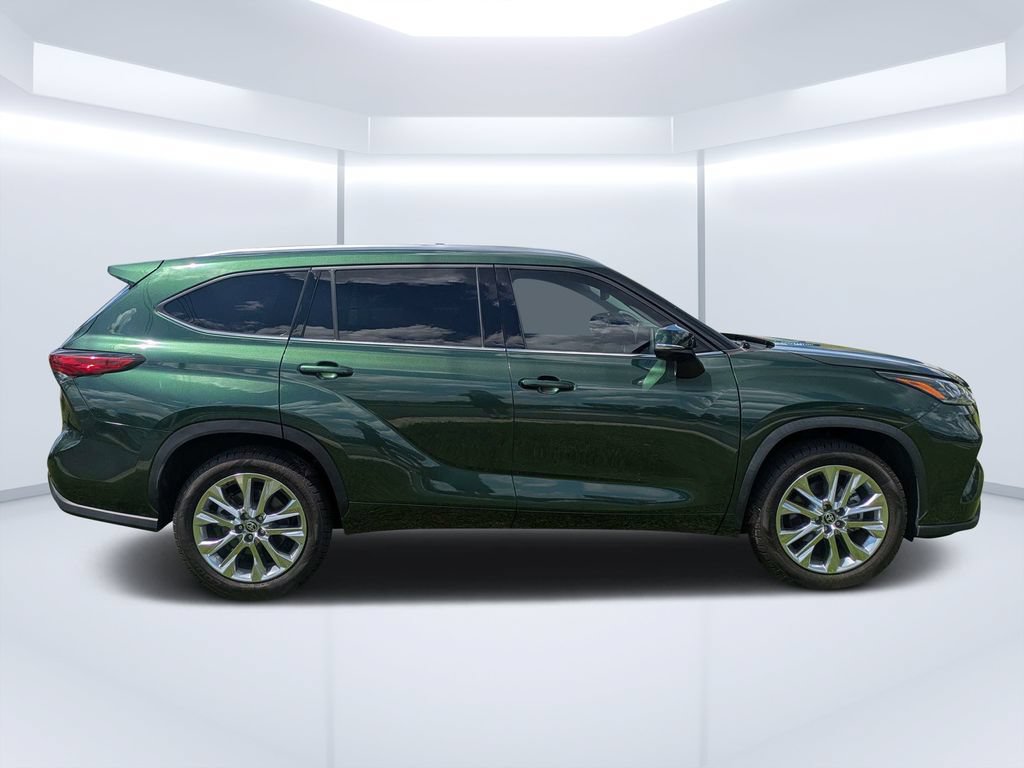 Used 2023 Toyota Highlander Limited FWD image 2