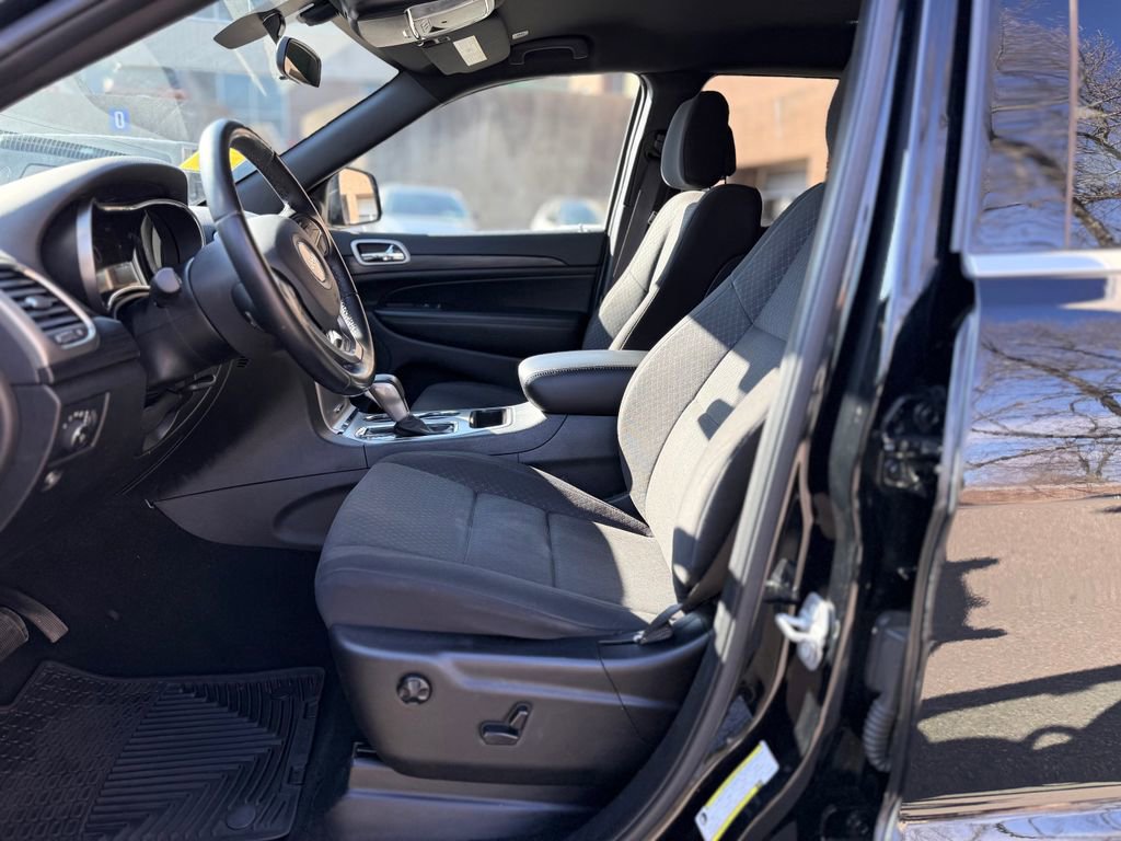 Used 2020 Jeep Grand Cherokee Laredo image 9